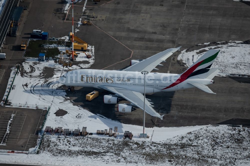 Hamburg von oben - Winterluftbild Ein Airbus A380-800 Flugzeug auf dem Produktionsgelände und Werksflughafen Finkenwerder in Hamburg