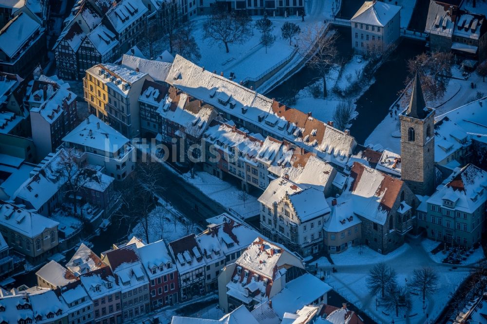 Luftbild Erfurt - Winterluftbild Altbau- Brückenkomplex Krämerbrücke Erfurt über die Gera im Ortsteil Altstadt in Erfurt im Bundesland Thüringen, Deutschland