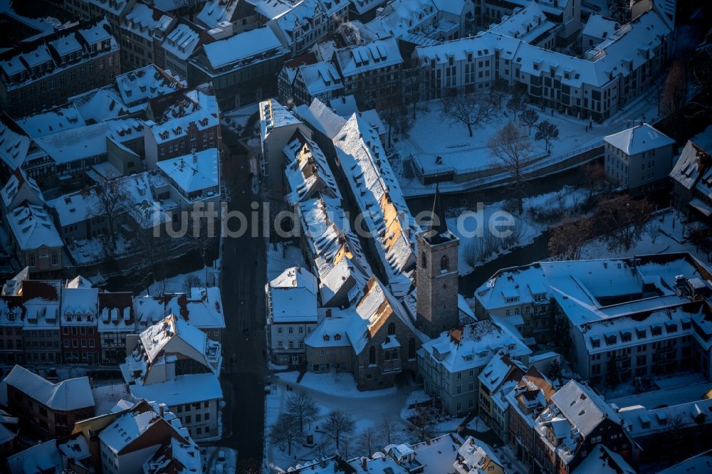 Luftaufnahme Erfurt - Winterluftbild Altbau- Brückenkomplex Krämerbrücke Erfurt über die Gera im Ortsteil Altstadt in Erfurt im Bundesland Thüringen, Deutschland