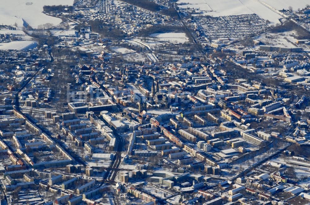 Luftaufnahme Halberstadt - Winterluftbild Altstadtbereich und Innenstadtzentrum in Halberstadt im Bundesland Sachsen-Anhalt, Deutschland