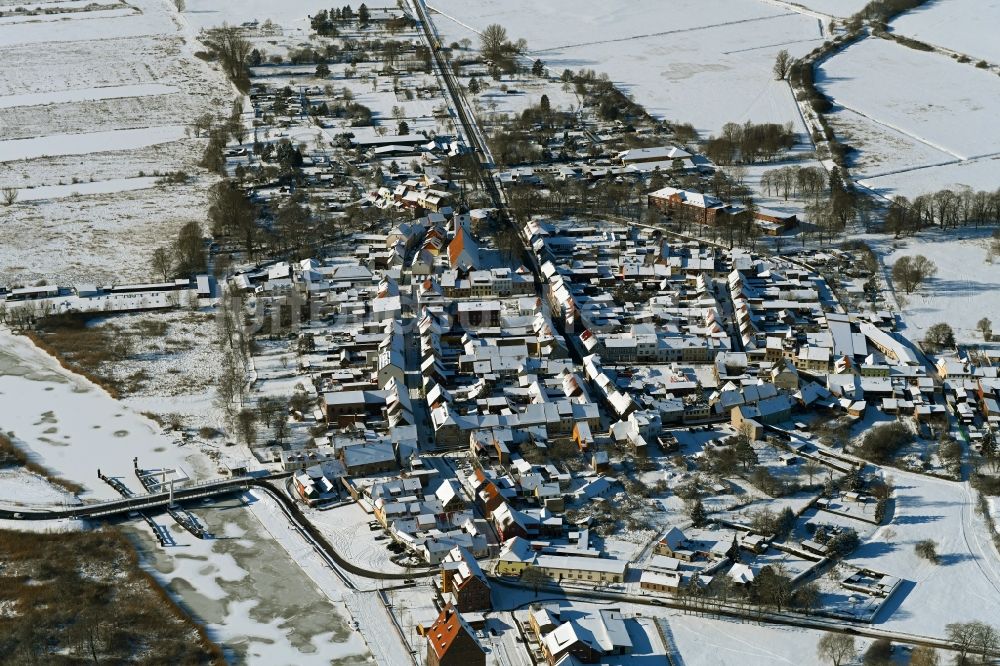 Loitz aus der Vogelperspektive: Winterluftbild Altstadtbereich und Innenstadtzentrum in Loitz im Bundesland Mecklenburg-Vorpommern, Deutschland