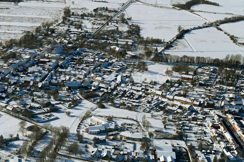 Loitz von oben - Winterluftbild Altstadtbereich und Innenstadtzentrum in Loitz im Bundesland Mecklenburg-Vorpommern, Deutschland