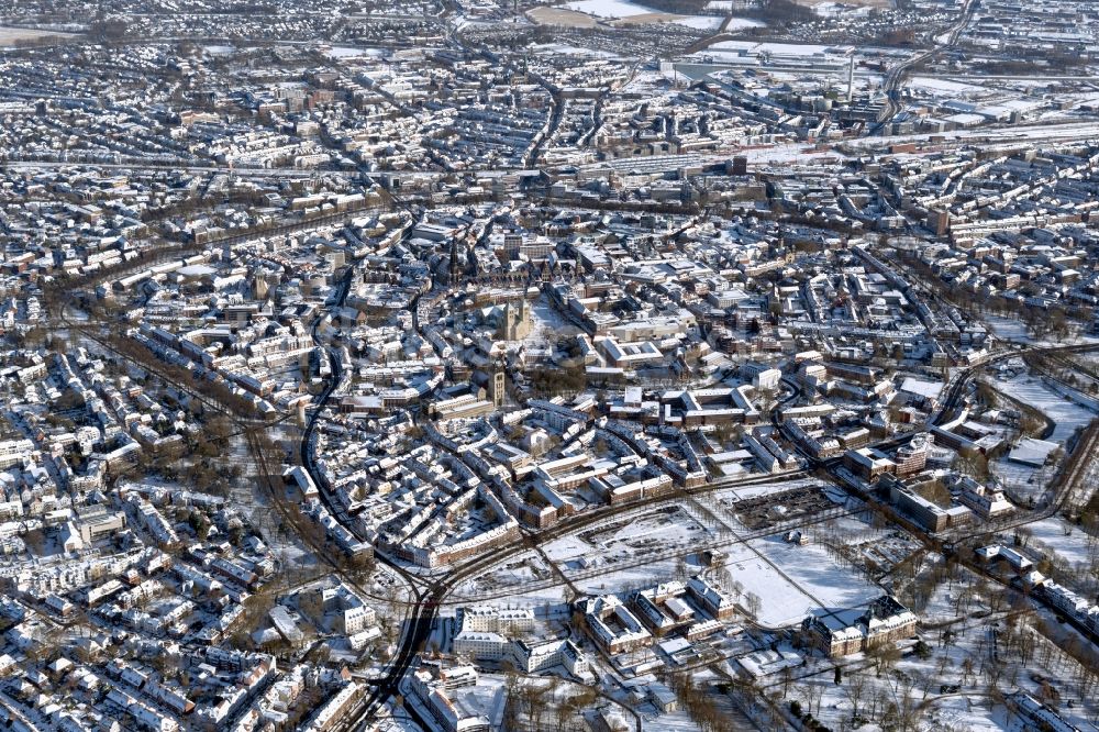 Münster aus der Vogelperspektive: Winterluftbild Altstadtbereich und Innenstadtzentrum in Münster im Bundesland Nordrhein-Westfalen, Deutschland