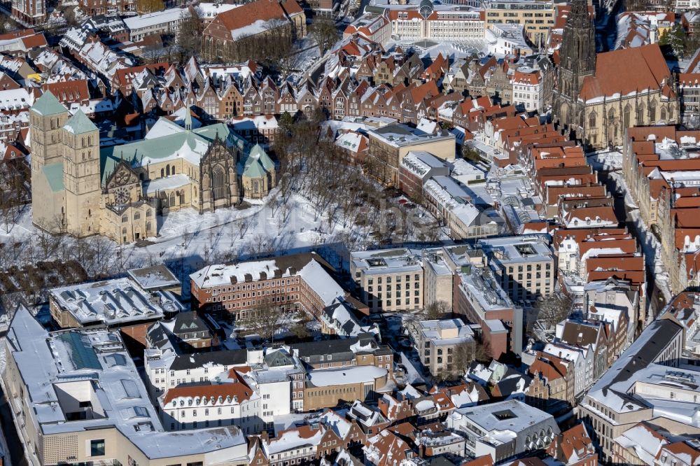 Münster aus der Vogelperspektive: Winterluftbild Altstadtbereich und Innenstadtzentrum in Münster im Bundesland Nordrhein-Westfalen, Deutschland