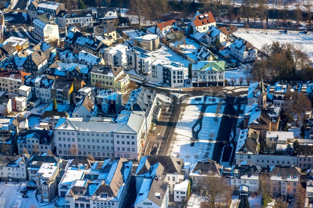 Arnsberg von oben - Winterluftbild Altstadtbereich und Innenstadtzentrum am Neumarkt im Ortsteil Wennigloh in Arnsberg im Bundesland Nordrhein-Westfalen