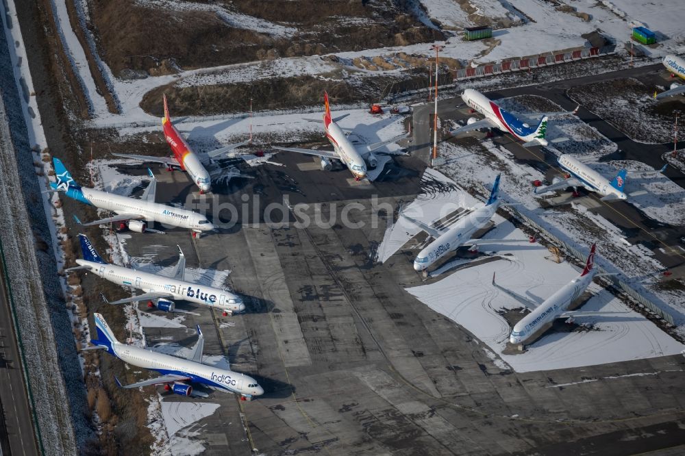 Luftbild Hamburg - Winterluftbild Auslieferungsbereite Passagierflugzeuge auf dem Werftgelände der Airbus SE in Hamburg, Deutschland