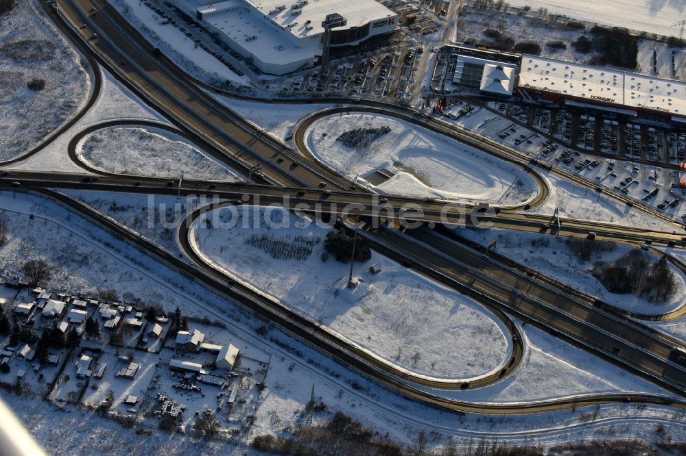 Fredersdorf-Vogelsdorf aus der Vogelperspektive: Winterluftbild Autobahn- Abfahrt der BAB A10 - Bundesstraße B1 im Ortsteil Fredersdorf in Fredersdorf-Vogelsdorf im Bundesland Brandenburg