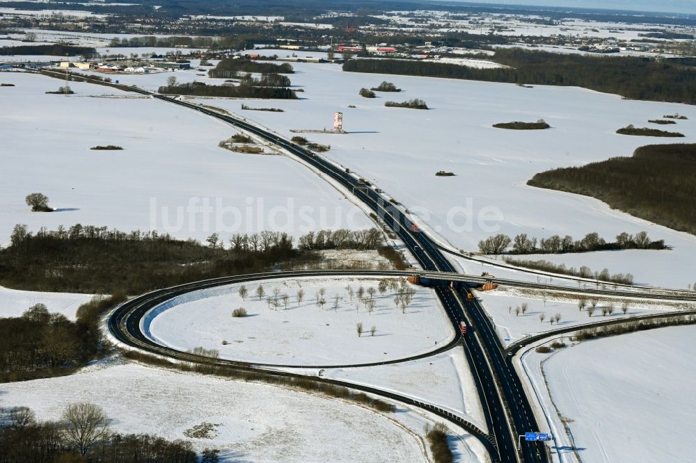 Luftaufnahme Süderholz - Winterluftbild Autobahn- Anschlussstelle der BAB A20 - E251 Abfahrt Stralsund in Süderholz im Bundesland Mecklenburg-Vorpommern, Deutschland