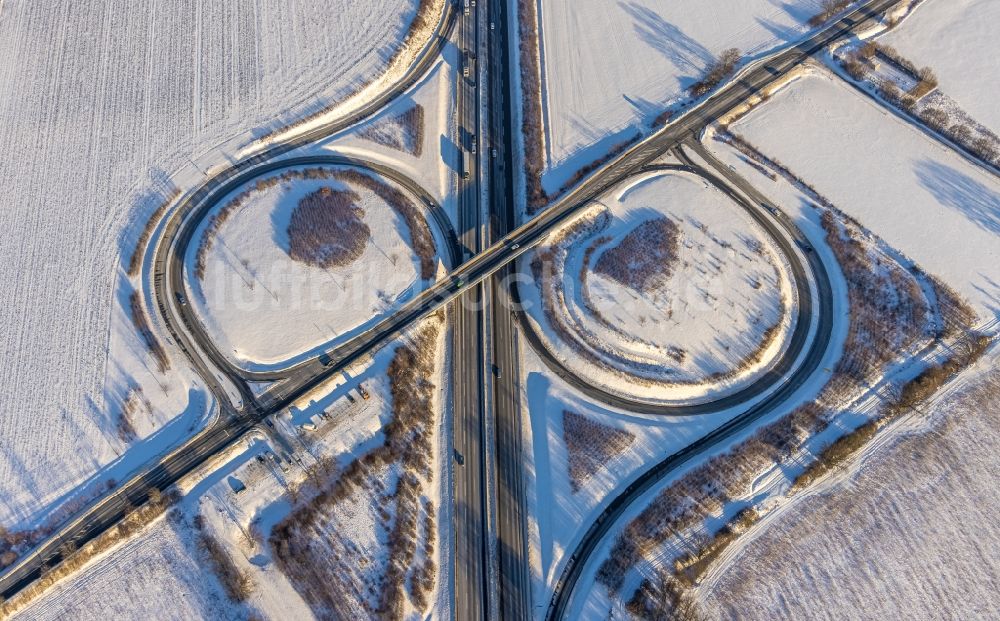 Luftbild Werl - Winterluftbild Autobahnabfahrt der BAB A44 Werl-Süd im Ortsteil Westönnen in Werl im Bundesland Nordrhein-Westfalen, Deutschland