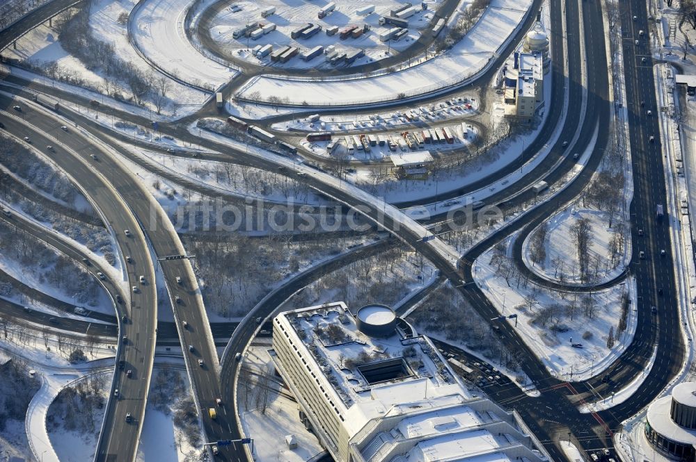 Luftbild Berlin - Winterluftbild Autobahndreieck- Abfahrt der BAB A100 zur A115 Autobahndreieck Funkturm im Ortsteil Charlottenburg in Berlin, Deutschland