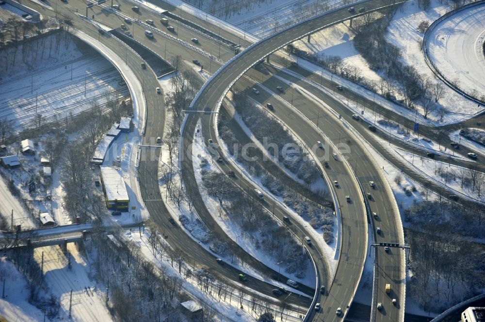 Luftaufnahme Berlin - Winterluftbild Autobahndreieck- Abfahrt der BAB A100 zur A115 Autobahndreieck Funkturm im Ortsteil Charlottenburg in Berlin, Deutschland