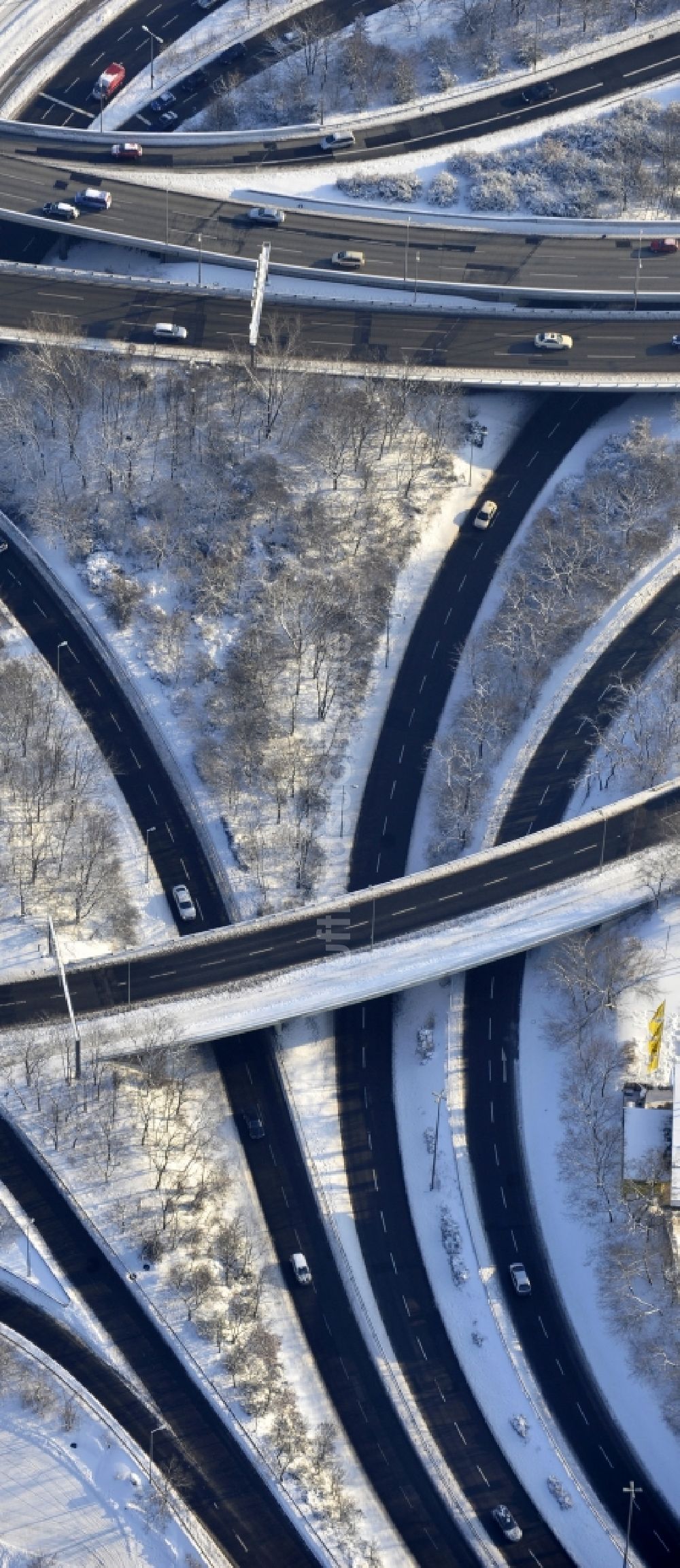 Berlin von oben - Winterluftbild Autobahndreieck- Abfahrt der BAB A100 zur A115 Autobahndreieck Funkturm im Ortsteil Charlottenburg in Berlin, Deutschland