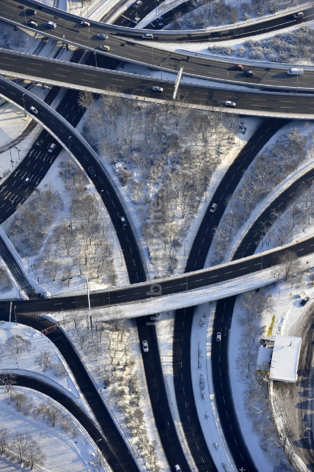 Berlin aus der Vogelperspektive: Winterluftbild Autobahndreieck- Abfahrt der BAB A100 zur A115 Autobahndreieck Funkturm im Ortsteil Charlottenburg in Berlin, Deutschland