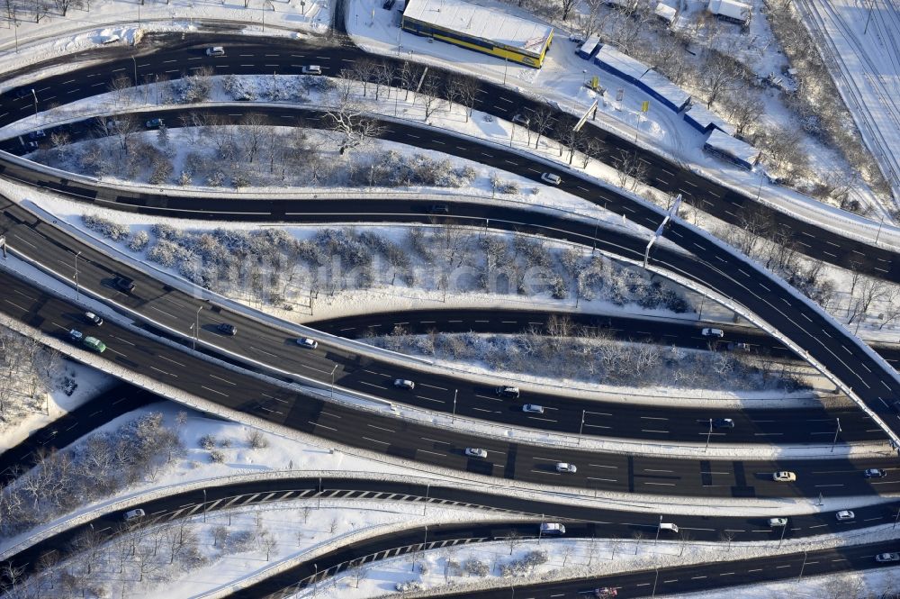 Luftbild Berlin - Winterluftbild Autobahndreieck- Abfahrt der BAB A100 zur A115 Autobahndreieck Funkturm im Ortsteil Charlottenburg in Berlin, Deutschland