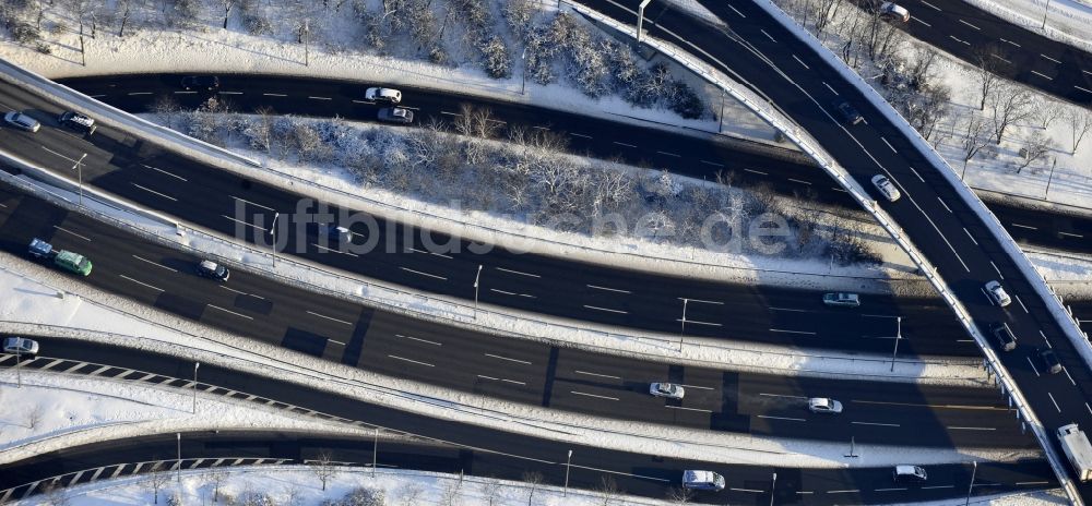 Luftaufnahme Berlin - Winterluftbild Autobahndreieck- Abfahrt der BAB A100 zur A115 Autobahndreieck Funkturm im Ortsteil Charlottenburg in Berlin, Deutschland