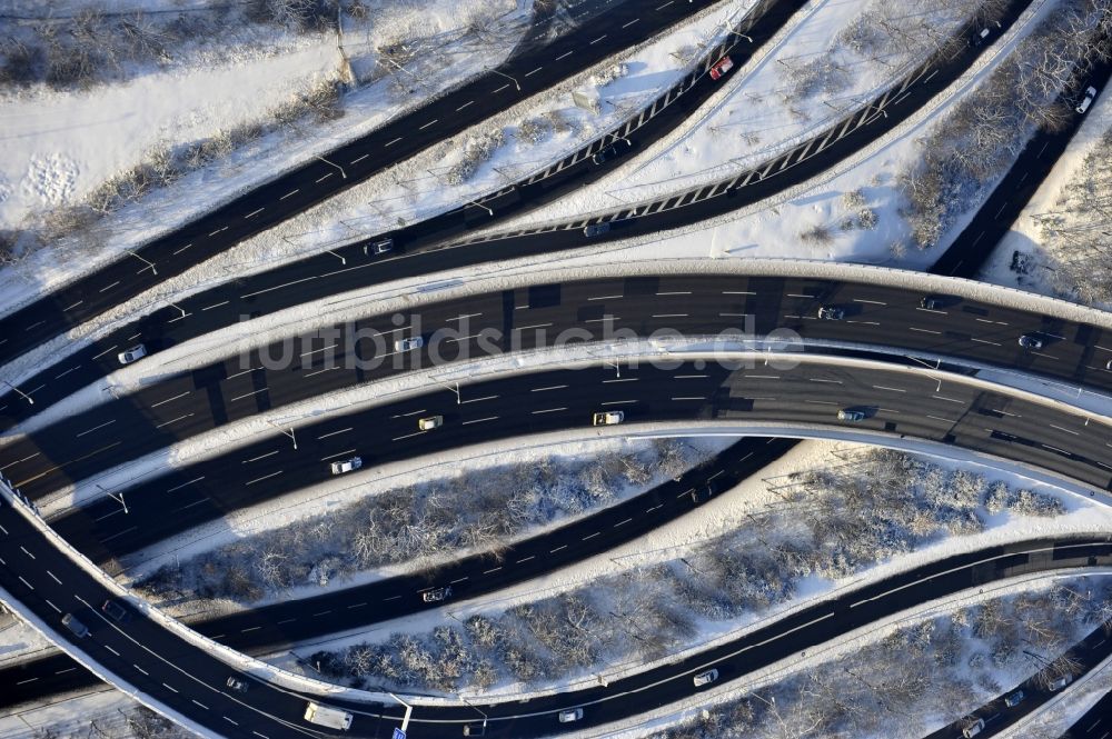 Berlin von oben - Winterluftbild Autobahndreieck- Abfahrt der BAB A100 zur A115 Autobahndreieck Funkturm im Ortsteil Charlottenburg in Berlin, Deutschland