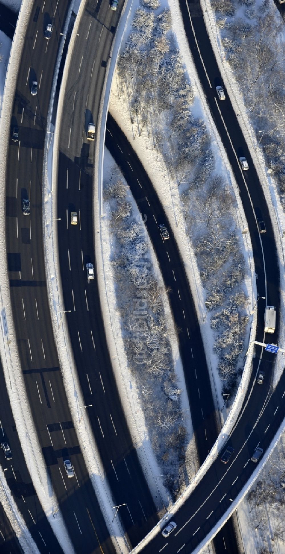 Berlin aus der Vogelperspektive: Winterluftbild Autobahndreieck- Abfahrt der BAB A100 zur A115 Autobahndreieck Funkturm im Ortsteil Charlottenburg in Berlin, Deutschland