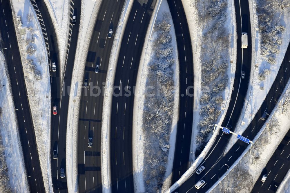 Luftaufnahme Berlin - Winterluftbild Autobahndreieck- Abfahrt der BAB A100 zur A115 Autobahndreieck Funkturm im Ortsteil Charlottenburg in Berlin, Deutschland