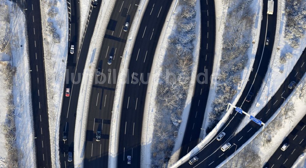 Berlin von oben - Winterluftbild Autobahndreieck- Abfahrt der BAB A100 zur A115 Autobahndreieck Funkturm im Ortsteil Charlottenburg in Berlin, Deutschland