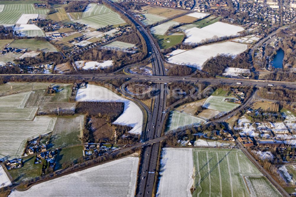 Bettenkamp von oben - Winterluftbild Autobahnkreuz der BAB A40 und BAB A57 am Kreuz Moers in Bettenkamp im Bundesland Nordrhein-Westfalen, Deutschland