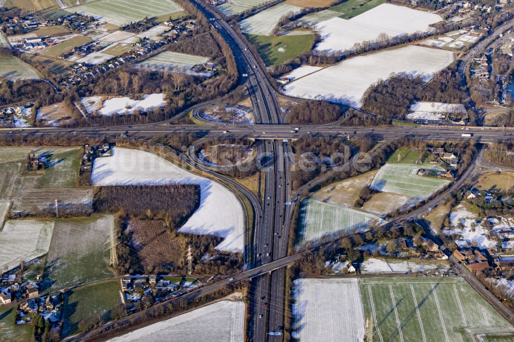 Bettenkamp aus der Vogelperspektive: Winterluftbild Autobahnkreuz der BAB A40 und BAB A57 am Kreuz Moers in Bettenkamp im Bundesland Nordrhein-Westfalen, Deutschland