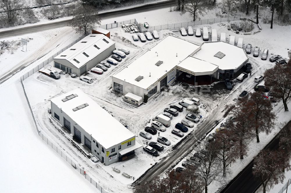 Luftbild Werneuchen - Winterluftbild Autohandels- Gebäude des Autohauses Autohaus Hubert Thies an der Freienwalder Chaussee in Werneuchen im Bundesland Brandenburg