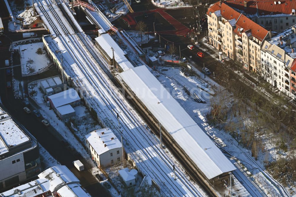 Berlin aus der Vogelperspektive: Winterluftbild Bahnhofsgebäude des S-Bahnhofes im Ortsteil Köpenick in Berlin, Deutschland