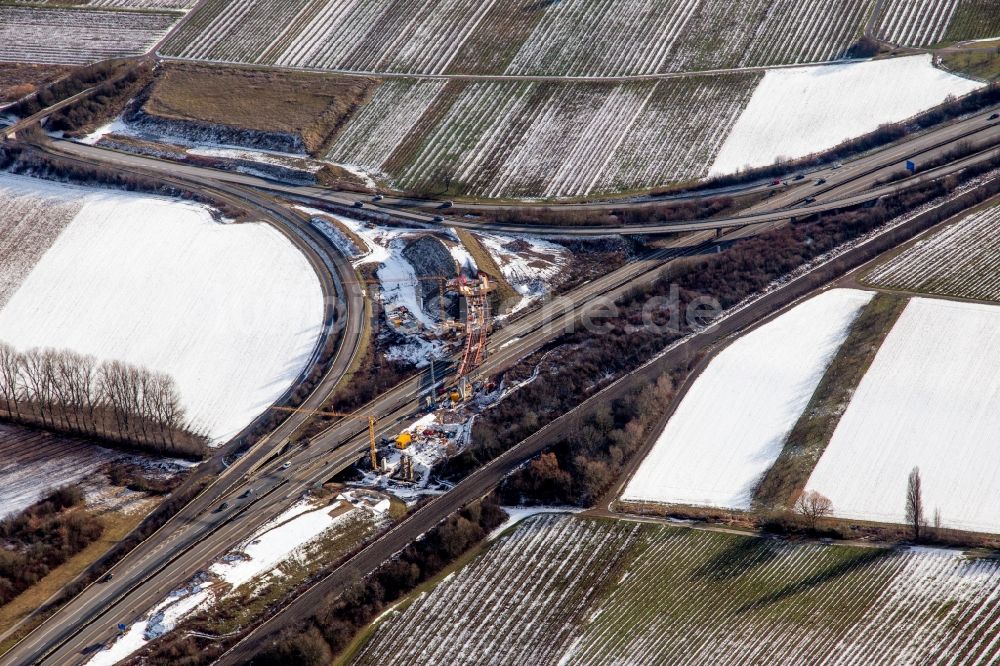 Landau in der Pfalz aus der Vogelperspektive: Winterluftbild Bauestelle des Autobahn- Brückenbauwerks der BAB A65 Ausfahrt Landau Nord in Landau in der Pfalz im Bundesland Rheinland-Pfalz, Deutschland