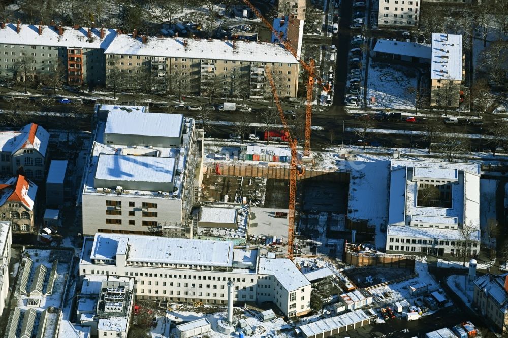 Luftaufnahme Berlin - Winterluftbild Baustelle für einen Erweiterungs- Neubau auf dem Klinikgelände des Krankenhauses Vivantes Auguste-Viktoria-Klinikum im Ortsteil Schöneberg in Berlin, Deutschland