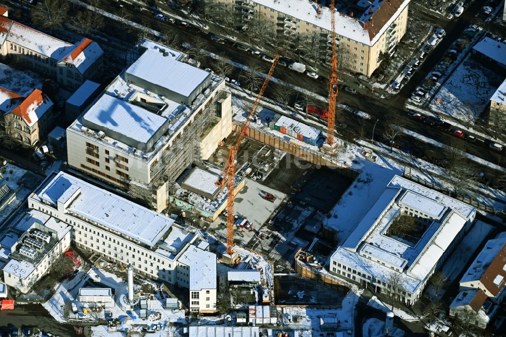 Berlin von oben - Winterluftbild Baustelle für einen Erweiterungs- Neubau auf dem Klinikgelände des Krankenhauses Vivantes Auguste-Viktoria-Klinikum im Ortsteil Schöneberg in Berlin, Deutschland