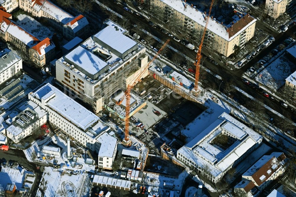 Berlin aus der Vogelperspektive: Winterluftbild Baustelle für einen Erweiterungs- Neubau auf dem Klinikgelände des Krankenhauses Vivantes Auguste-Viktoria-Klinikum im Ortsteil Schöneberg in Berlin, Deutschland