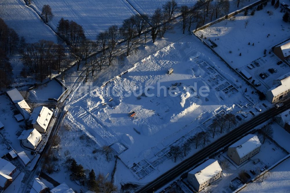 Altlandsberg aus der Vogelperspektive: Winterluftbild Baustelle mit Erschließungs - und Aufschüttungs- Arbeiten und archäologische Grabungsarbeiten in Altlandsberg im Bundesland Brandenburg