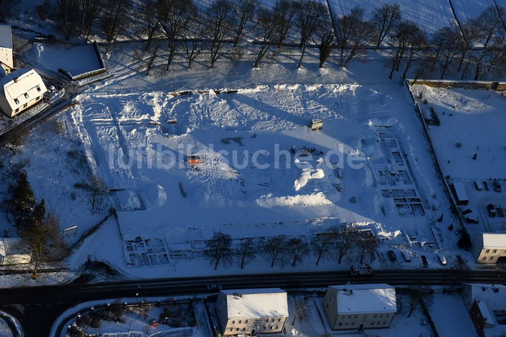 Luftaufnahme Altlandsberg - Winterluftbild Baustelle mit Erschließungs - und Aufschüttungs- Arbeiten und archäologische Grabungsarbeiten in Altlandsberg im Bundesland Brandenburg