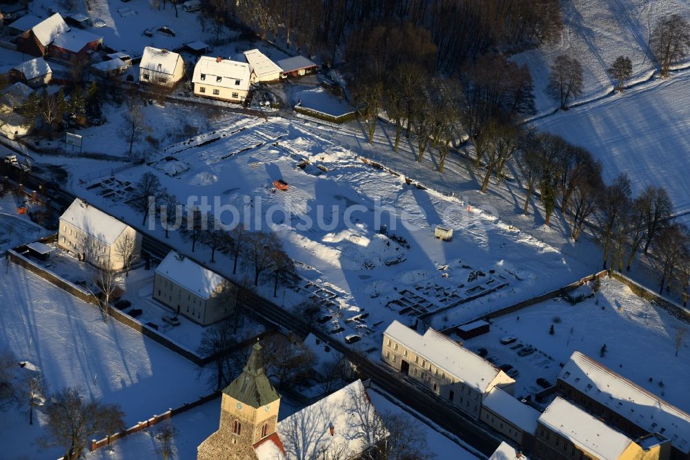 Altlandsberg von oben - Winterluftbild Baustelle mit Erschließungs - und Aufschüttungs- Arbeiten und archäologische Grabungsarbeiten in Altlandsberg im Bundesland Brandenburg