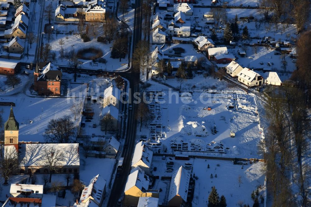 Altlandsberg aus der Vogelperspektive: Winterluftbild Baustelle mit Erschließungs - und Aufschüttungs- Arbeiten und archäologische Grabungsarbeiten in Altlandsberg im Bundesland Brandenburg