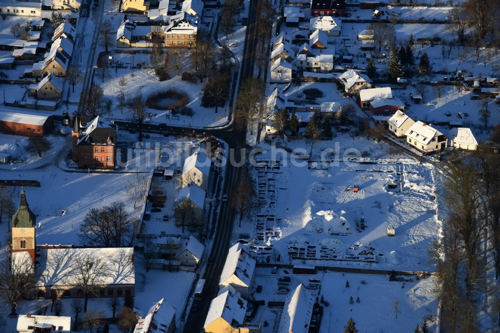 Luftbild Altlandsberg - Winterluftbild Baustelle mit Erschließungs - und Aufschüttungs- Arbeiten und archäologische Grabungsarbeiten in Altlandsberg im Bundesland Brandenburg