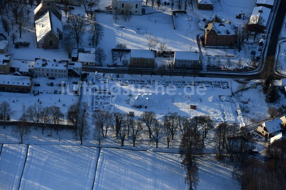 Luftaufnahme Altlandsberg - Winterluftbild Baustelle mit Erschließungs - und Aufschüttungs- Arbeiten und archäologische Grabungsarbeiten in Altlandsberg im Bundesland Brandenburg