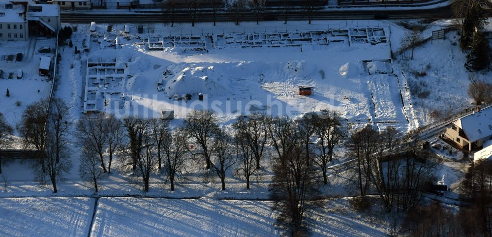 Altlandsberg von oben - Winterluftbild Baustelle mit Erschließungs - und Aufschüttungs- Arbeiten und archäologische Grabungsarbeiten in Altlandsberg im Bundesland Brandenburg