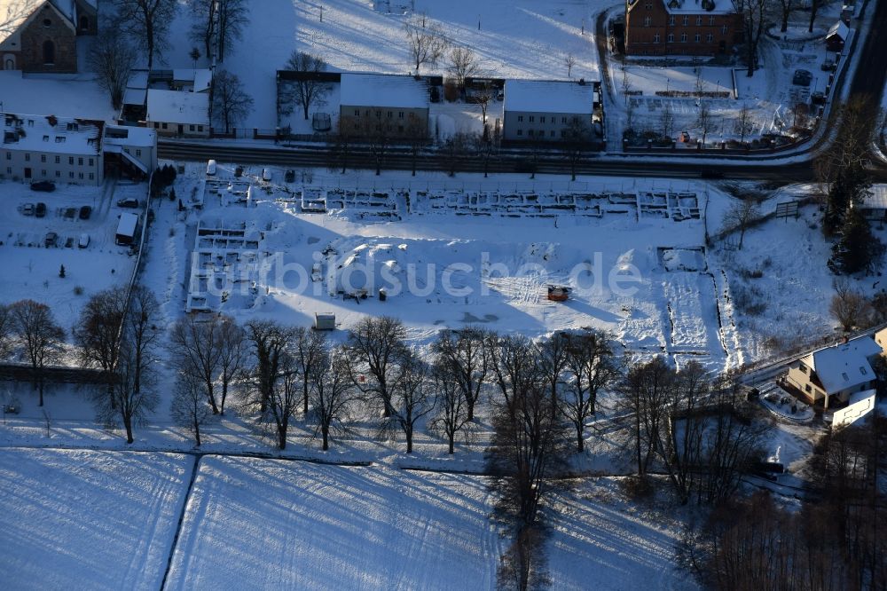 Altlandsberg aus der Vogelperspektive: Winterluftbild Baustelle mit Erschließungs - und Aufschüttungs- Arbeiten und archäologische Grabungsarbeiten in Altlandsberg im Bundesland Brandenburg