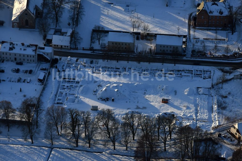 Luftbild Altlandsberg - Winterluftbild Baustelle mit Erschließungs - und Aufschüttungs- Arbeiten und archäologische Grabungsarbeiten in Altlandsberg im Bundesland Brandenburg