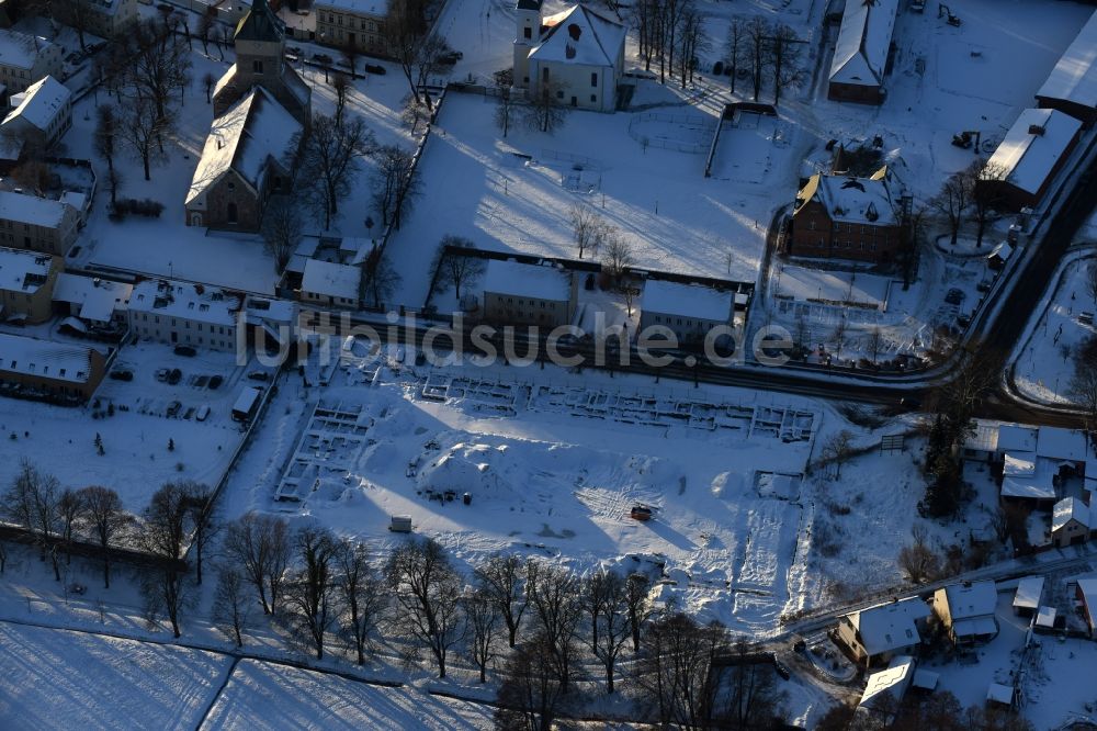 Luftaufnahme Altlandsberg - Winterluftbild Baustelle mit Erschließungs - und Aufschüttungs- Arbeiten und archäologische Grabungsarbeiten in Altlandsberg im Bundesland Brandenburg