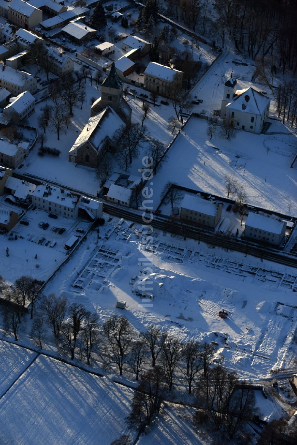 Altlandsberg von oben - Winterluftbild Baustelle mit Erschließungs - und Aufschüttungs- Arbeiten und archäologische Grabungsarbeiten in Altlandsberg im Bundesland Brandenburg