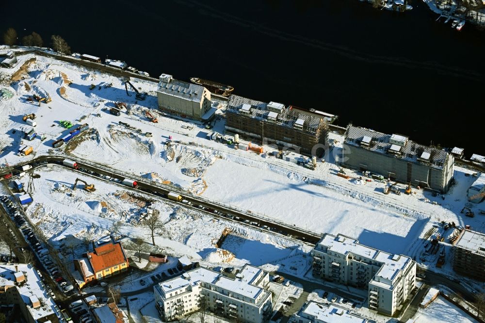 Luftaufnahme Berlin - Winterluftbild Baustelle Wohngebiet einer Mehrfamilienhaussiedlung Speicherballett - Havelkiesel im Stadtteil Hakenfelde in Berlin, Deutschland