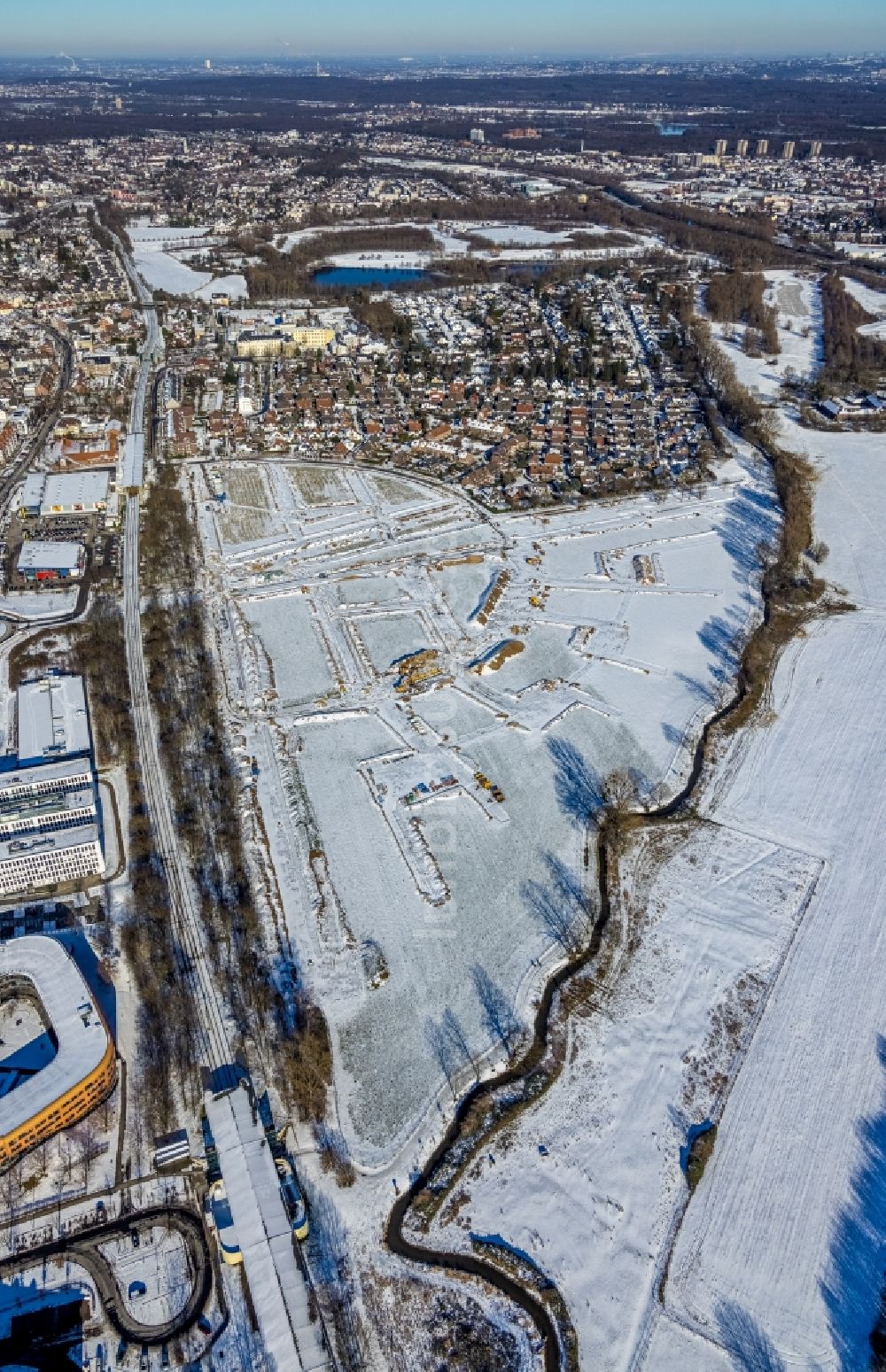 Duisburg aus der Vogelperspektive: Winterluftbild Baustelle eines Wohngebiets Am Alten Angerbach in Duisburg im Bundesland Nordrhein-Westfalen, Deutschland