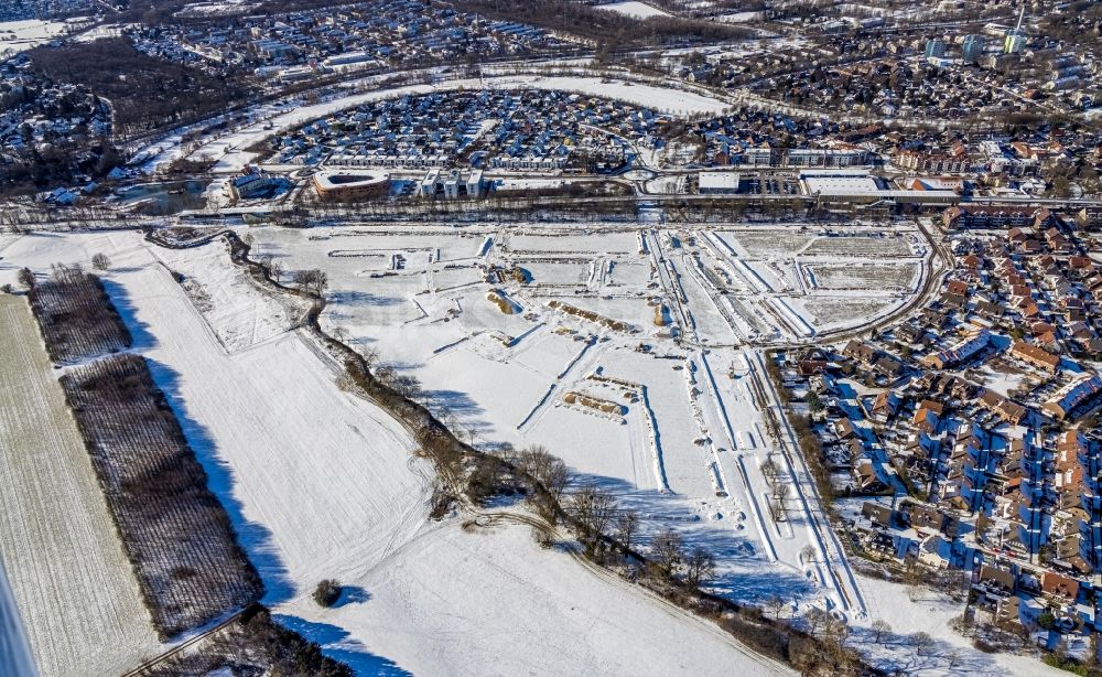 Duisburg aus der Vogelperspektive: Winterluftbild Baustelle eines Wohngebiets Am Alten Angerbach in Duisburg im Bundesland Nordrhein-Westfalen, Deutschland