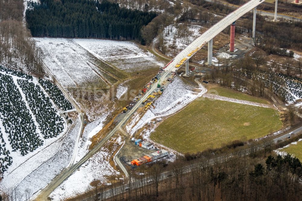 Nuttlar aus der Vogelperspektive: Winterluftbild Baustelle zum Neubau des Autobahn- Brückenbauwerk der BAB A46 Talbrücke Schormecke der BAB A46 in Nuttlar im Bundesland Nordrhein-Westfalen, Deutschland