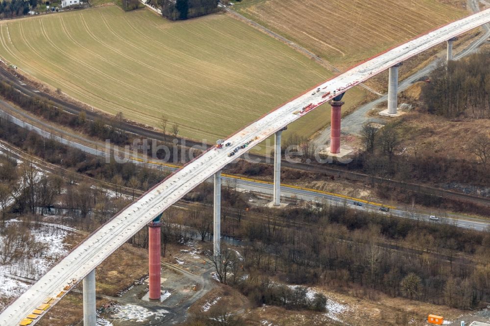 Luftbild Nuttlar - Winterluftbild Baustelle zum Neubau des Autobahn- Brückenbauwerk der BAB A46 Talbrücke Schormecke der BAB A46 in Nuttlar im Bundesland Nordrhein-Westfalen, Deutschland