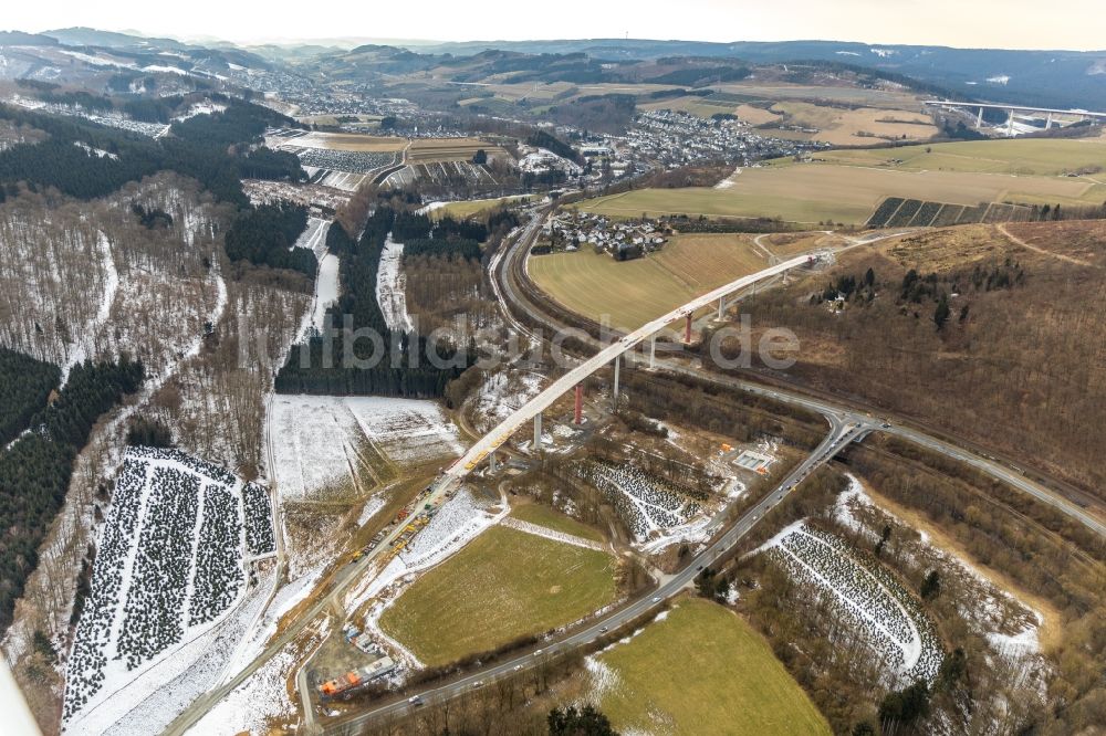 Luftaufnahme Nuttlar - Winterluftbild Baustelle zum Neubau des Autobahn- Brückenbauwerk der BAB A46 Talbrücke Schormecke der BAB A46 in Nuttlar im Bundesland Nordrhein-Westfalen, Deutschland