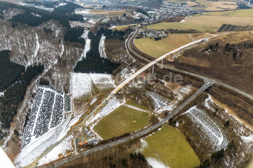 Nuttlar von oben - Winterluftbild Baustelle zum Neubau des Autobahn- Brückenbauwerk der BAB A46 Talbrücke Schormecke der BAB A46 in Nuttlar im Bundesland Nordrhein-Westfalen, Deutschland