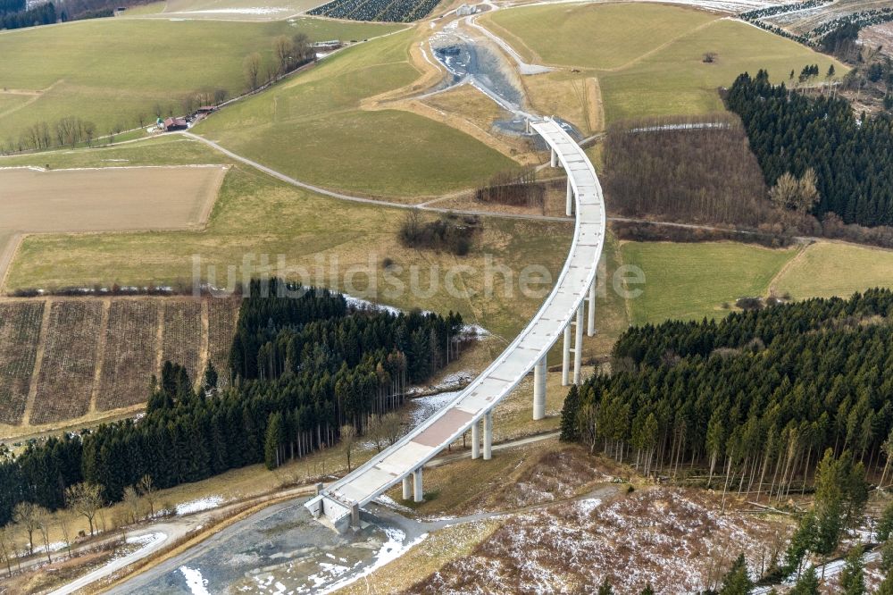 Nuttlar aus der Vogelperspektive: Winterluftbild Baustelle zum Neubau des Autobahn- Brückenbauwerk der BAB A46 Talbrücke Schormecke der BAB A46 in Nuttlar im Bundesland Nordrhein-Westfalen, Deutschland